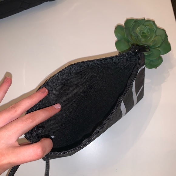 ELF Cosmetics Makeup Bag - Picture 2 of 3